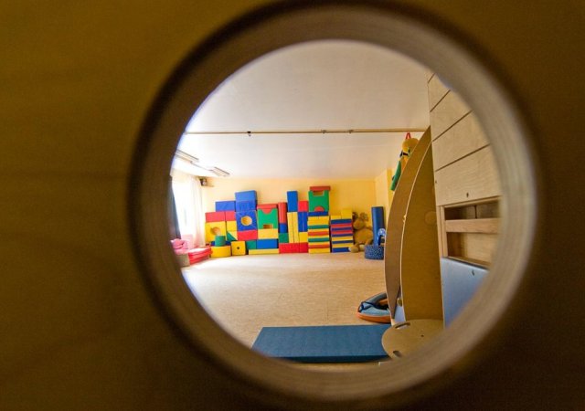 Unser Indoor Toberaum in der Kita. Die Kita Kratzbürsten bietet Kinderturnen und Bewegungsspiele, an unterschiedlichen Orten innerhalb unseres Kinder Betreuung - Angebotes an.
